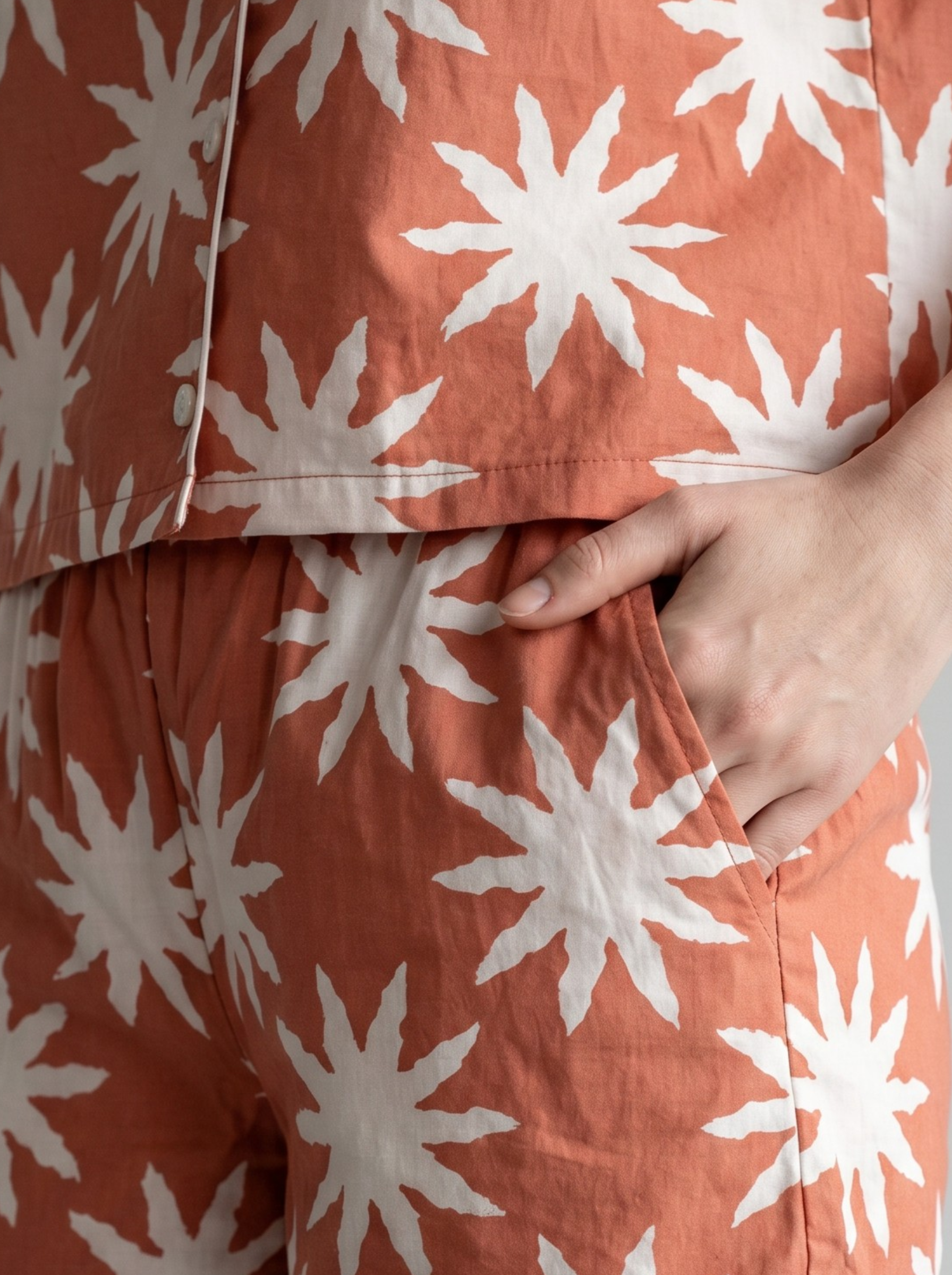 Pijama Femenina Sol de Terracota – Short y Camisa - Image 5